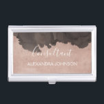 Rose Gold Foil | Rosa Wasserfarbe Moderne Visitenkarten Dose<br><div class="desc">Blush Pink - Rose Gold und Black Watercolor Trendy Consultant Minimalistisch Business Card Holder mit weißem Buchstaben elegante Typografie für das Monogramm. Der Inhaber der Rose Gold und Black Watercolor Visitenkarte kann für jeden Beruf angepasst werden. Sollte der Beruf oder Namenstext nicht Ihren Bedürfnissen entsprechen, wenden Sie sich bitte an...</div>