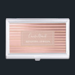 Rose Gold Foil und Burgund mit goldenen Streifen Visitenkarten Dose<br><div class="desc">Blush Pink - Rose Gold und Burgundy Foil mit Gold Stripes Consultant Moderner Visitenkartenhalter mit weißem handgeschriebenem Typografie für das Monogramm. Der Elegant Rose Gold Foil und der Burgundy Metallic Business Beruflich Card Holder können für jeden Beruf angepasst werden. Sollte der Beruf oder Namenstext nicht Ihren Bedürfnissen entsprechen, wenden Sie...</div>