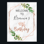 Rose Gold Foliage 40. Geburtstag Willkommen Poster<br><div class="desc">Marmor Rose Gold Foliage 40. Geburtstag Willkommenspopster Foliage,  Imitate Rose Goldlinie Kunst und Marmor 40. Geburtstag Willkommensschild. Dieses schlichte und elegante Design zeichnet sich durch eine Pinselkalligraphie aus,  die in Imitaten Rose Goldfolie,  die nicht verändert werden kann,  und ein wenig grünes Blattwerk aus. Der Hintergrund ist ein weißes Marmorbild.</div>