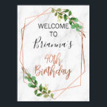 Rose Gold Foliage 40. Geburtstag Willkommen Poster<br><div class="desc">Marmor Rose Gold Foliage 40. Geburtstag Willkommenspopster Foliage,  Imitate Rose Goldlinie Kunst und Marmor 40. Geburtstag Willkommensschild. Dieses schlichte und elegante Design zeichnet sich durch eine Pinselkalligraphie aus,  die in Imitaten Rose Goldfolie,  die nicht verändert werden kann,  und ein wenig grünes Blattwerk aus. Der Hintergrund ist ein weißes Marmorbild.</div>