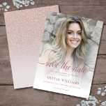 Rose Gold Foto Overlay Quinceañera Save the Date<br><div class="desc">Save the Date süße fünfzehn Quinceañera Einladung mit einem benutzerdefinierten Foto rot Rosa Rosa Gold Glitzer ombre laden Vorlage,  die leicht zu personalisieren ist. Um Ihr Foto zu verkleinern und zu positionieren,  klicken Sie auf den Knopf "IT KONZENTRIEREN".</div>