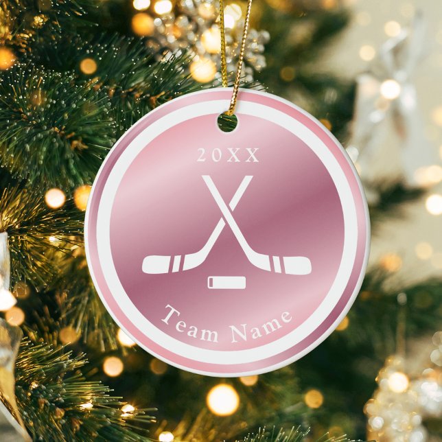 Rose Gold Girls Eishockey Thema Name & Jahr Rosa Keramik Ornament (Von Creator hochgeladen)