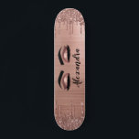 Rose Gold Glitter Sparkle Eyelashes Monogram Name Skateboard<br><div class="desc">Rose Gold Imitate Foil Metallic Sparkle Glitzer gebürstete Metal Monogram Name and Initial Eyelashes (Lashes),  Eyelash Extensions und Eyes Blush Pink Skateboard. Das macht den perfekten 16 Geburtstag,  Hochzeit,  Brautparty,  Jubiläum,  Babydusche oder Junggeselinnen-Abschied Geschenk für jemanden,  der sein Zimmer im trendigen coolen Stil dekoriert.</div>