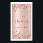 Rose Gold Glitzer Foil 30th Birthday Monogram Serviette<br><div class="desc">Elegante moderne Sparkle Rose Gold Glitzer Personalisiert Monogram Name 30. (oder JEDES Alter) Geburtstagsparty Papier Handtücher. Dieses Girly Adult feminine DRITTTIETH Geburtstags-Party-Design mit einem Monogram-Namen in einem stilvollen handgeschriebenen Kalligraphie-Skript und Datum und Alter auf rot rosa oder Rose Gold Imitate gebürstete metallische Folie Hintergrund mit lockeren Glam Glitzer Rahmen. Ideal...</div>