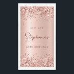 Rose Gold Glitzer Foil 30th Birthday Monogram Serviette<br><div class="desc">Elegante moderne Sparkle Rose Gold Glitzer Personalisiert Monogram Name 30. (oder JEDES Alter) Geburtstagsparty Papier Handtücher. Dieses Girly Adult feminine DRITTTIETH Geburtstags-Party-Design mit einem Monogram-Namen in einem stilvollen handgeschriebenen Kalligraphie-Skript und Datum und Alter auf rot rosa oder Rose Gold Imitate gebürstete metallische Folie Hintergrund mit lockeren Glam Glitzer Rahmen. Ideal...</div>