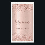 Rose Gold Glitzer Foil 50th Birthday Monogram Serviette<br><div class="desc">Eleganter moderner Sparkle Rose Gold Glitzer Personalisiert Monogram Name 50th (oder ANY AGE) Geburtstagsparty Papier Handtücher. Dieses Girly Adult feminine FIFTY oder FIFTIETH Geburtstags-Party-Design mit einem Monogram-Namen in einem stilvollen handgeschriebenen Kalligrafieschrift und Datum und Alter auf rot rosa oder Rose Gold Imitate gebürstete metallische Folie Hintergrund mit lockerer Glam Glitzer...</div>