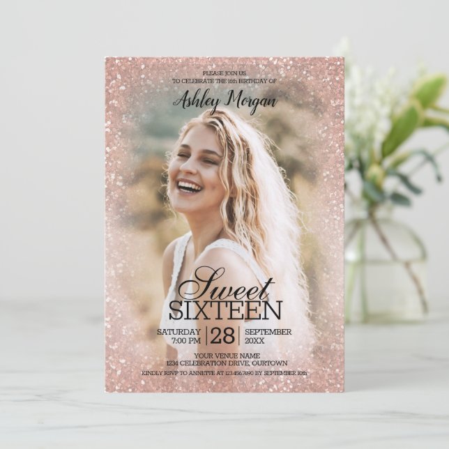 Rose Gold Glitzer Fotovorlage Sweet 16 Party Einladung (Stehend Vorderseite)