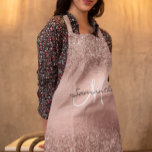Rose Gold Glitzer Look Confetti Metallic Monogram Schürze<br><div class="desc">Dieses Design kann personalisiert werden, indem Sie die Option Anpassen auswählen, um Text hinzuzufügen oder andere Änderungen vorzunehmen. Wenn dieses Produkt die Möglichkeit hat, das Design auf einen anderen Gegenstand zu übertragen, stellen Sie bitte sicher, dass das Design bei Bedarf angepasst wird. Kontaktieren Sie mich unter colorflowcreations@gmail.com , wenn Sie...</div>