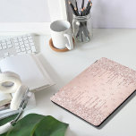 Rose Gold Glitzer Monogramm Initialen rosa Luxus iPad Pro Cover<br><div class="desc">Personalisieren und fügen Sie Ihre Monogrammbuchstaben,  -initialen. Das Monogramm initialisiert als Muster auf dem Hintergrund. Eine gürtliche und weibliche Rose Gold,  rosa Farbverlauf Hintergrund. Dekoriert mit Rose Gold und rosa Imitat Glitzer Tropfen,  Farbe Tropflook. Rose goldfarbene Buchstaben.</div>