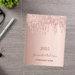 Rose Gold Glitzer Rosa Monogramm 2023 Planer<br><div class="desc">Ein Imitat Rose gold metallische Hintergrund mit eleganten Rose Gold und rosa Imitat Glitzer Tropfen, Farbe Tropfen Aussehen. Vorlage für ein Jahr. Personalisieren und fügen Sie einen Namen und einen Titel hinzu. Der Name ist in dunklem Rose Gold mit einem modernen handgeschriebenen Stil geschrieben. Ideal für Geschäftsleute, Schulen, Arbeitsgruppen, Tagebuch...</div>