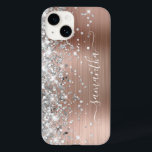 Rose Gold Glitzer Silver Glam Girly Signature Case-Mate iPhone 14 Hülle<br><div class="desc">Girly Imitate funkelnd silbergraue Glitzer Highlights auf der links Kante über einem Imitat rosa rot Rose Gold gebürstete Metallfolie. Die moderne mädchenhafte Unterschrift besticht durch einen eleganten Schriftart mit weißer Kalligraphie und dekorativen Schwänzen. Passen Sie die Schriftart-Stile an,  um Ihre eigene Telefonanlage für Ihren besten Freund zu erstellen.</div>