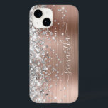Rose Gold Glitzer Silver Glam Girly Signature Case-Mate iPhone 14 Hülle<br><div class="desc">Girly Imitate funkelnd silbergraue Glitzer Highlights auf der links Kante über einem Imitat rosa rot Rose Gold gebürstete Metallfolie. Die moderne mädchenhafte Unterschrift besticht durch einen eleganten Schriftart mit weißer Kalligraphie und dekorativen Schwänzen. Passen Sie die Schriftart-Stile an,  um Ihre eigene Telefonanlage für Ihren besten Freund zu erstellen.</div>