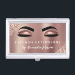 Rose Gold Glitzer Sparkle Eyelash Erweiterungen Visitenkarten Dose<br><div class="desc">Blush Pink - Rose Gold Funkelnd Glitzer Eyelashes Lashes - Eyelash Extensions Salon Beauty Business Card mit weißer Schrift für das Monogramm auf der Rückseite. Die Blush Pink und Rose Gold Girly Glitzer Business Cards sind perfekt für eine moderne und elegante Eyelashes (Lashes), Augenbrauen (Brows), Microblading oder Threading . Der...</div>