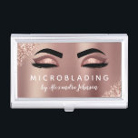 Rose Gold Glitzer Sparkle Eyelashes Mikroblasen Visitenkarten Dose<br><div class="desc">Blush Pink - Rose Gold Funkelnd Glitzer Eyelashes Lashes und Brows Microblading Salon Beauty Business Card mit weißer Schrift für das Monogramm auf der Rückseite. Die Blush Pink und Rose Gold Girly Glitzer Business Cards sind perfekt für eine moderne und elegante Eyelashes (Lashes), Augenbrauen (Brows), Microblading oder Threading . Der...</div>