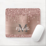Rose Gold Glitzer Tropfen auf rosa Metalnamen Mousepad<br><div class="desc">Moderne, mädchenhafte Rose Gold Glitzer Tropfen Name und mit Monogramm Mousepad. Dieses Design verfügt über rot rosa Rosa Gold Glitzer funkelnde Tropfen auf rosa gebürstetem Metall Hintergrund mit benutzerdefinierten personalisierten Monogramm Initial-und Vorname Text Vorlage. Perfektes weibliches Geschenk. Bitte beachten Sie, dieses Design ist gedruckt Foto-Effekt. Wenn Sie Hilfe oder passende...</div>