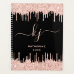 Rose Gold Glitzer Tropfen Monogram Beauty Salon Planer<br><div class="desc">Girly, Elegant, Sylish Light Rose Gold Glitzer Tropfen 2 Monogram Script benutzerdefinierten personalisierten Namen mit Monogramm Schönheitssalon Planer. Mit einem modernen Luxus-Imitat hellrosa Rose Gold Glitzer Tropfrahmen, einem großen doppelhandgeschriebenen Monogramm-Skript-Schriftart mit Swashes (große Initialen), und einem Serif-Typ Schriftart-Namen in hellrosa auf schwarzem Hintergrund. Einfach zu personalisieren. Große Frauengeschenke für Freundin,...</div>