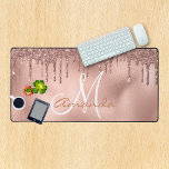 Rose Gold Glitzer Tropfen Monogramm Rosa Schreibtischunterlage<br><div class="desc">Dieses Design entstand durch digitale Kunst und kann in dem Bereich personalisiert sein, der durch das Ändern des Fotos und/oder Textes zur Verfügung gestellt wird. Oder Sie können es anpassen, indem Sie den Mausklick auswählen, um weitere Optionen anzupassen, um die Farbe des Hintergrunds zu löschen oder zu ändern, Text hinzuzufügen,...</div>