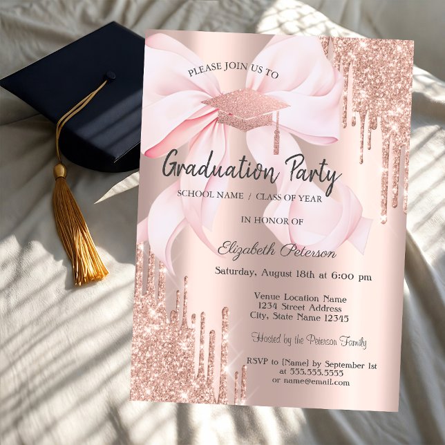 Rose Gold Grad Cap Glitter Drips Bow Graduation Einladung (Von Creator hochgeladen)