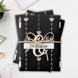 Rose Gold Herzdesign Mr. & Mrs. Name Wedding Geschenkpapier Set<br><div class="desc">Ein wirklich charmantes Design für ihren besonderen Tag! Ein einfaches Design eines goldenen Herzmusters der Rose. Es hat einen schwarzen Hintergrund. Lässig, doch schön! Boho chic, den ganzen Weg! Fügen Sie ihre Namen an die Vorderseite der Blätter, um dies zu einem wirklich maßgeschneiderten Geschenkpapier zu machen! Made to show, wie...</div>