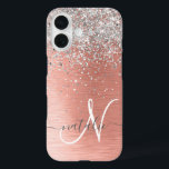 Rose Gold Hübsch Girl Silver Glitzer Funkelnd iPhone 16 Hülle<br><div class="desc">Dieses schicke Gehäuse mit hübschem silberglänzenden Glitzer auf einer Rose mit goldgelb gebürstetem metallischem Hintergrund ist einfach zu personalisieren.</div>