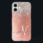 Rose Gold Hübsch Girl Silver Glitzer Funkelnd iPhone 16 Plus Hülle<br><div class="desc">Dieses schicke Gehäuse mit hübschem silberglänzenden Glitzer auf einer Rose mit goldgelb gebürstetem metallischem Hintergrund ist einfach zu personalisieren.</div>