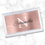 Rose Gold Imitate Metallic Foil Monogram Visitenkarten Dose<br><div class="desc">Erstellen Sie Ihre eigene mit Monogramm-schwarz-weiße,  moderne,  minimalistische Visitenkarten-Hülle. Moderne Monoline-Schrift für ihren Namen über einen eher klassischen Schriftart in Monogramm. Der Hintergrund ist mit einem Imitat Rosa Rosa und Rose Gold gebürstete Metall Stil ombre Folie,  die wie ein Foto druckt.</div>