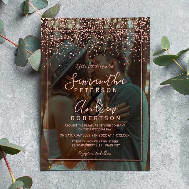 Rose Gold Konfetti Typografie Foto Hochzeit Einladung (Rose gold confetti typography photo wedding invitation)