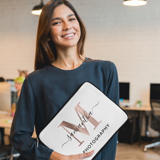 Rose Gold M Monogram Elegante Signature Logo Laptopschutzhülle (Need a different monogram letter? Send a request to the creator.)