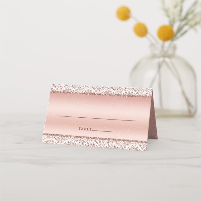 Rose Gold Metallic Damask Monogram Glam Wedding Platzkarte (Vorderseite)