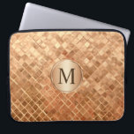 Rose Gold Metallic-Look Muster mit Monogramm Laptopschutzhülle<br><div class="desc">Eine einzigartige Rose aus vergoldeten metallischen Optik-Fliesen mit der Koordination von Monogramm-Medaillon und individuellem Monogramm, das mit dem gewünschten Monogramm oder Text personalisiert sein kann. Wenn Sie den Schriftart ändern oder ein neues Monogramm zentrieren möchten, wählen Sie den Button "Anpassen" und Sie sind alle Set. Schützen Sie Ihr Notebook oder...</div>