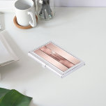 Rose Gold Metallische Moderne Business Visitenkarten Dose<br><div class="desc">Ein eleganter, einfacher minimalistischer und moderner Visitenkartenhalter. Ein goldfarbener und rosa metallischer Hintergrund mit einer goldenen Rose. Personalisieren Sie Ihren Namen und Text/Titel auf der Vorderseite und fügen Sie ihn hinzu. Schwarze Buchstaben. Der Name ist mit einem modernen und trendigen Handschrift geschrieben. Ideal für Unternehmerinnen, Berater, Geschäftsinhaber, Makeup Künstler. Entsprechende...</div>