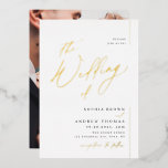 Rose Gold moderne Drehbuch minimalistische Foto Ho Folieneinladung<br><div class="desc">Modernes minimalistisches "Hochzeitsgeflecht" in Goldfolie,  schwarz-weiß,  mit Foto auf der Rückseite,  einfach und elegant,  großartige Einladungen für moderne Hochzeiten. Sehen Sie sich alle passenden Stücke in der Sammlung an.</div>