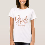 Rose Gold Moderne Typografie Wedding Bridge T-Shirt<br><div class="desc">Chic Rose Gold Moderne Typografie und anpassbare Hintergrundfarbe! Wählen Sie eine beliebige Farbe, indem Sie auf den Link "Weitere Anpassung" unterhalb der Textpersonalisierungsbereiche klicken. Scrollen Sie nach unten auf der rechten Seite des Editors vorbei an Text und Bildern und wählen Sie aus den Farben oder geben Sie Ihren eigenen Farbcode...</div>