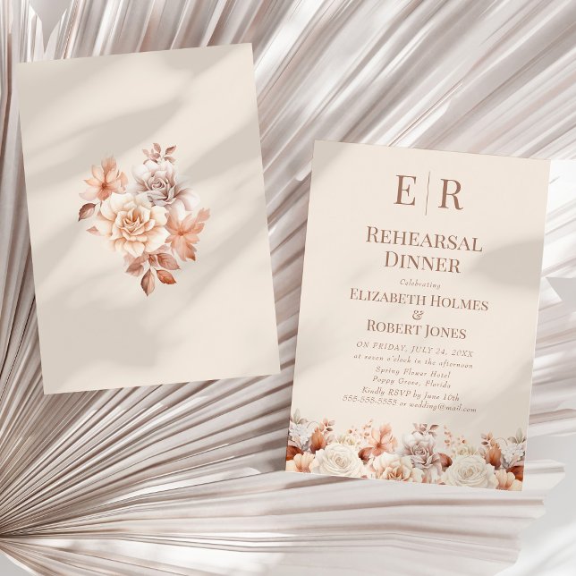 Rose Gold Mousse Monogram Probe Dinner Einladung (Rose Gold Mousse Floral Monogram Rehearsal Dinner Invitation on a sunny neutral dry palm leaf.)