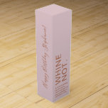 Rose Gold Pink Geburtstag Funny Individuelle Name Weinbox<br><div class="desc">Die personalisierte Weinflaschenbox mit sonniger rosa Rose zum Geburtstagsgeschenk von Rosé, Prosecco oder Champagner lautet: "2000 - eine Mischung aus Trauben, die so zerschlagen ist, wie wir gleich sein werden!" ist perfekt für Ihren wino Trinker Freund und bestie getränkte Getränke. Ändern Sie die Hintergrundfarbe und die Schriftart, indem Sie auf...</div>