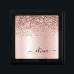 Rose Gold - Rosa Rosa Glitzer Metal Monogramm Name Erinnerungskiste<br><div class="desc">Rose Gold - Rosa schwarze Imitate Foil Metallic Sparkle Glitzer gebürstete Metal Monogram Name Juwelry Keepake Box. Dies macht den perfekten Abschluss,  Geburtstag,  Hochzeit,  Brautparty,  Jubiläum,  Babydusche oder Junggeselinnen-Abschied Geschenk für jemanden,  die Lieben glamourösen Luxus und schicke Stile.</div>
