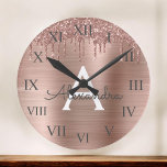 Rose Gold - Rosa Rosa Glitzer Metal Monogramm Name Runde Wanduhr<br><div class="desc">Rose Gold - Schwarz rosa Imitate Foil Metallic Sparkle Glitzer gebürstete Metal Monogram Name und Erstklassiges Wandschloss Uhr. Das macht den perfekten 16 Geburtstag,  Hochzeit,  Brautparty,  Jubiläum,  Babydusche oder Junggeselinnen-Abschied Geschenk für jemanden,  der Lieben glamourösen Luxus und schicke Stile.</div>