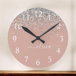 Rose Gold Rosa Rosa Silberne Glitzer Monogram Girl Runde Wanduhr<br><div class="desc">Rose Gold Blush Pink and Silver Sparkle Glitter Brushed Script Monogram Name Clock. This makes the perfect sweet 16 birthday,  wedding,  bridal shower,  anniversary,  baby shower or bachelorette party gift for someone that loves glam luxury and chic styles.</div>
