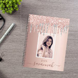 Rose Gold Rosa Tropfen Foto Planer<br><div class="desc">Eine Rose goldener Hintergrund mit eleganter Rose Gold, rosa und Imitate silberne Tropfen, Farbe Tropflook. Personalisieren und fügen Sie Ihr eigenes Foto, Name und ein Jahr. Der Name ist in dunklem Rose Gold geschrieben, mit einem großen, modernen Handschrift-Schrift mit Swashes. Um die Swashes behalten, löschen Sie nur den Beispielnamen, verlass...</div>