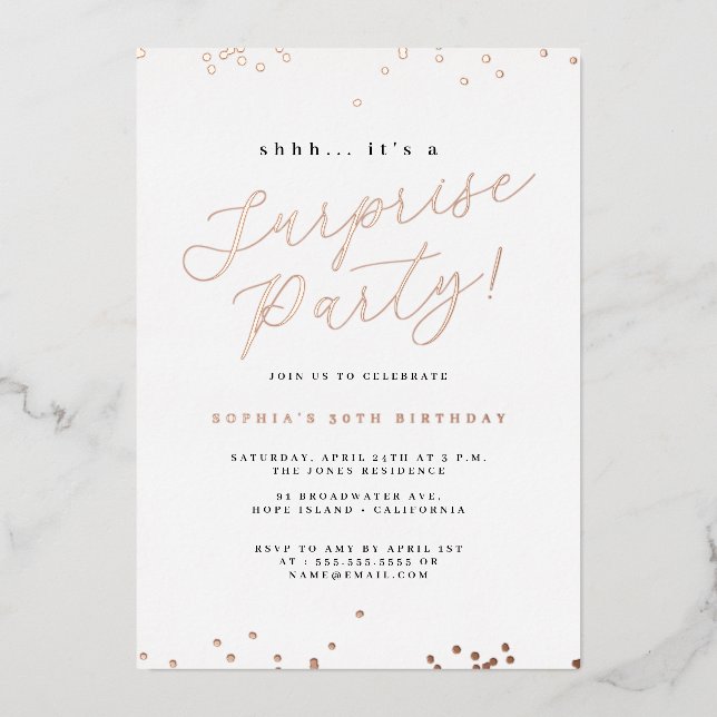 Rose Gold Script Confetti Überraschung Party Folieneinladung (Vorderseite)