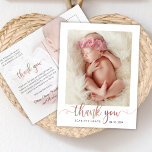 Rose Gold Script Modern Baby Foto Vielen Dank Postkarte<br><div class="desc">Einfache moderne Elegante Kalligrafie Rose Gold Script Foto Neugeborenes Baby Vielen Dank Postcard. Ein wunderschöner "Dankeschön" Text in einer kursiven handgeschriebenen Kalligrafie-Schwanz-Schrift in faux rosa Goldfolie (oder rot-rosa Folie). Auf der Rückseite ist eine persönliche Nachricht vorgefertigt und hinter dem gesamten Text befindet sich ein Foto Ihrer Wahl mit einem weißen...</div>