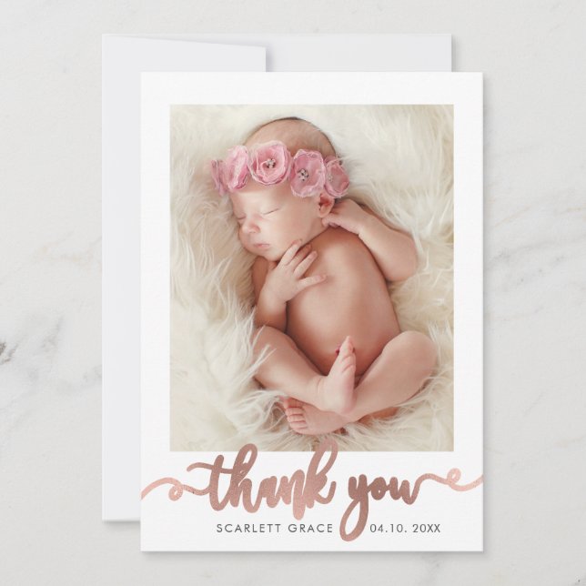 Rose Gold Script Moderner Overlay Text Baby Foto Dankeskarte (Vorderseite)
