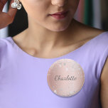 Rose Gold silber Glitzer Staubmonogramm Button<br><div class="desc">Eine elegante Rose Gold Imitate metallisch aussehend Hintergrund. Dekoriert mit Imitaten silberner Glitzer Staub. Personalisieren Sie Ihren Namen und fügen Sie ihn hinzu. Der Name wird mit einem handgeschriebenen Stilskript geschrieben.</div>