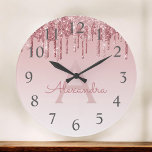 Rose Gold Sparkle Glitter Monogram Name & Initial Große Wanduhr<br><div class="desc">Blush Pink - Rose Gold Schatten Dripping Sparkle Glitter Monogram Name and Initial Serving Wall Clock. The Wall Clock makes the perfekt gift for someone who loves pink sparkle glitter.</div>