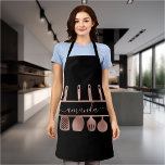 Rose Gold Utensities Personal Koch Kochen Backen Schürze<br><div class="desc">Dieses Design kann in dem Bereich personalisiert werden, der durch das Ändern des Fotos und/oder Textes zur Verfügung gestellt wird. Oder Sie können es anpassen, indem Sie den Mausklick auswählen, um weitere Optionen anzupassen, um die Farbe des Hintergrunds zu löschen oder zu ändern, Text hinzuzufügen, die Textfarbe oder den Stil...</div>