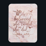 Rose Gold Zitat, von dem sie glaubte, sie könnte e Magnet<br><div class="desc">Schöne Rose Gold Marmor moderne trendige Aquarell Typografie Kalligraphie zitieren. "Sie glaubte,  sie könne das tun". Mit zwei hübschen Rose Blume und einem niedlichen kleinen schicken Vogel.</div>
