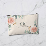 Rose Goldblütencreme-Bezeichnung Monogramm Zubehörtasche<br><div class="desc">Cremefarbener Hintergrund. Die goldfarbene Rose mit goldenen Rose,  Eukalyptusgrün und goldenen Zierpflanzen verleihen dem Raum eine besondere Note. Personalisieren und fügen Sie Ihre Monogramm-Initialen und vollständigen Namen.</div>