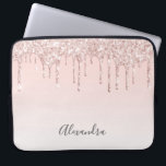 Rose Goldene Rosa Tropfen Namenskript Laptopschutzhülle<br><div class="desc">Ein elegantes,  mädchenhaftes und glamouröses Pad-Gehäuse. Imitate Rose Gold und rosa Glitzer Tropfen,  malen Tropfen. Chic Rose Gold ombre Hintergrund. Geben Sie Ihren Namen ein,  der mit einem modernen handgeschriebenen Stilskript geschrieben wurde. Graue Buchstaben.</div>