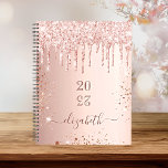 Rose Goldene Rose Glitzer Tropfen Monogramm Name 2 Planer<br><div class="desc">Eine Rose goldener Hintergrund mit eleganten, rot-Imitat Glitzer-Tropfen, Farbe tropfend aussehen. Personalisieren und fügen Sie ein Jahr hinzu (auf dem Kopf) und fügen Sie einen Namen hinzu. Der Name ist in dunklem Rose Gold geschrieben, mit einem großen, modernen Handschrift-Schrift mit Swashes. Ideal für Schule, Arbeit oder Organisation Ihres Privat-/Familienlebens. Um...</div>