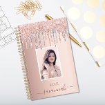 Rose goldrosa benutzerdefiniertes Foto Silber Trop Planer<br><div class="desc">Eine Rose goldener Hintergrund mit eleganter Rose Gold, rosa und Imitate silberne Tropfen, Farbe Tropflook. Personalisieren und fügen Sie Ihr eigenes Foto, Name und ein Jahr. Der Name ist in dunklem Rose Gold geschrieben, mit einem großen, modernen Handschrift-Schrift mit Swashes. Um die Swashes behalten, löschen Sie nur den Beispielnamen, verlass...</div>